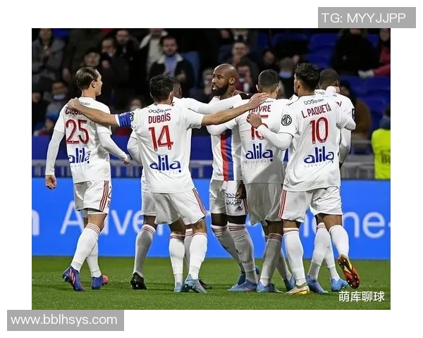 法甲121年老店6连败！400名球迷怒了：深夜11点围堵球队 毒打球员